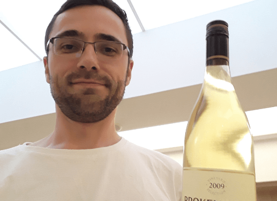 Nicolas avec une bouteille de bon vin.